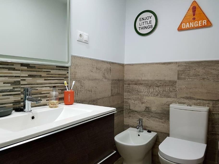 Beautiful Apartment In La Carihuela, トレモリノス エクステリア 写真