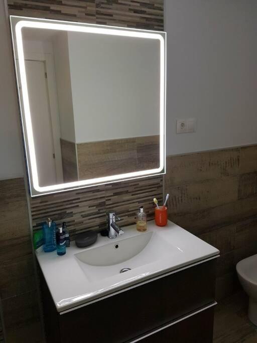 Beautiful Apartment In La Carihuela, トレモリノス エクステリア 写真