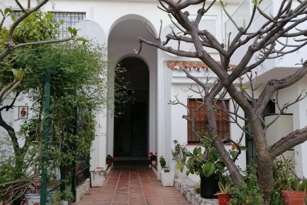 Beautiful Apartment In La Carihuela, トレモリノス エクステリア 写真
